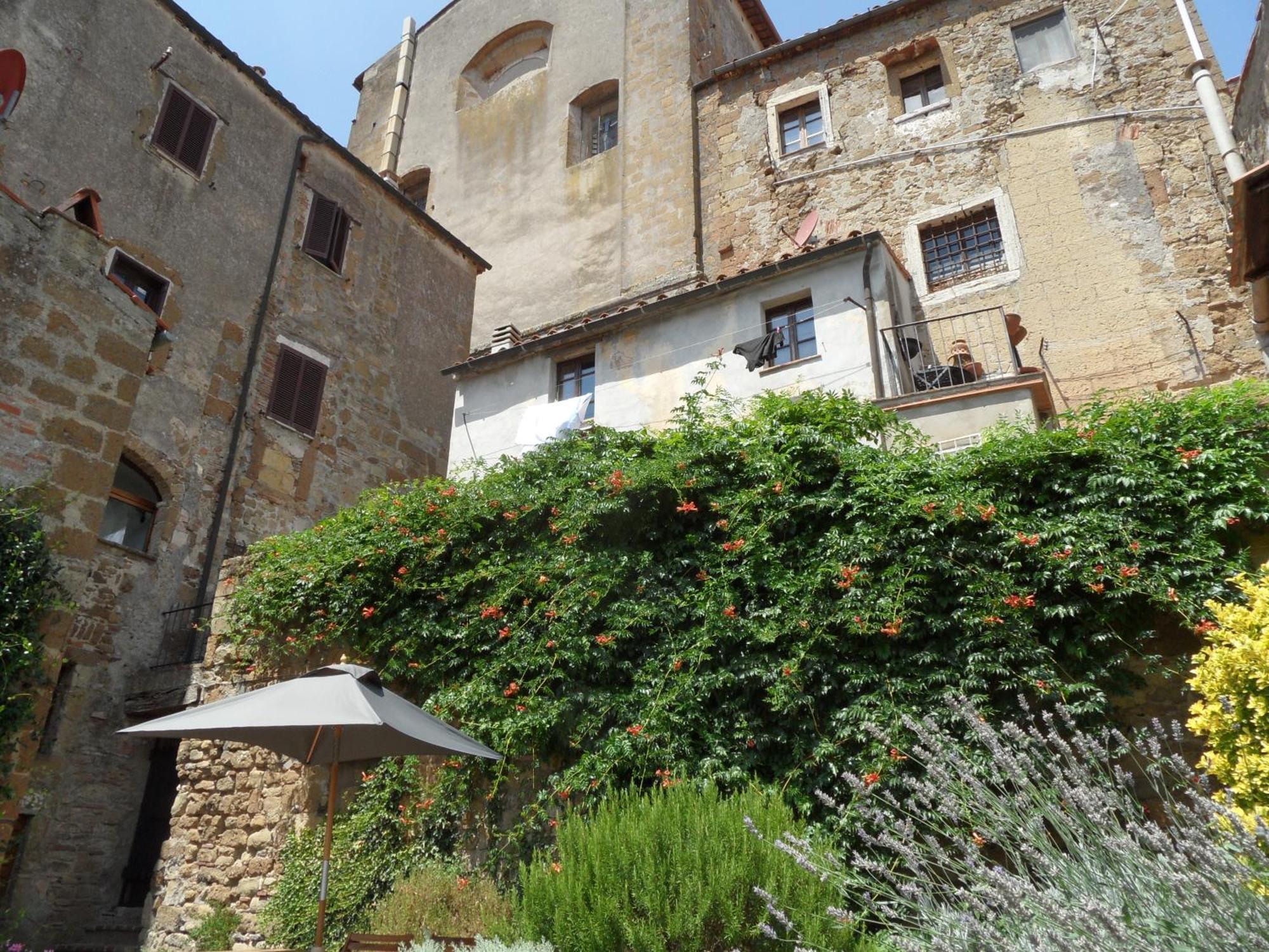 Un Giardino Nel Tufo *
